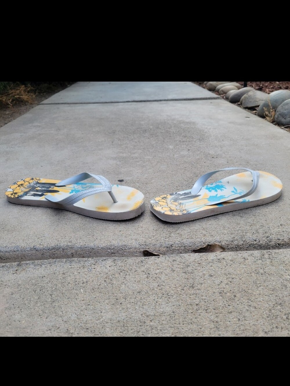 *BARELY WORN* yellow white and blue Hawaiian style beach flipflops mens size 10
